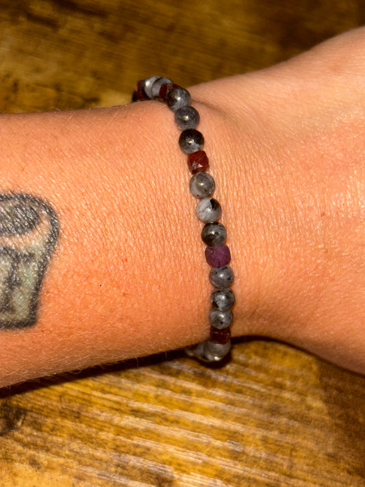 🔥 Soul Ignition – One-of-a-Kind Red Spinel & Labradorite Chakra Bracelet (4mm Beads)

Customize with Zodiac, Feather, or Moon Charm