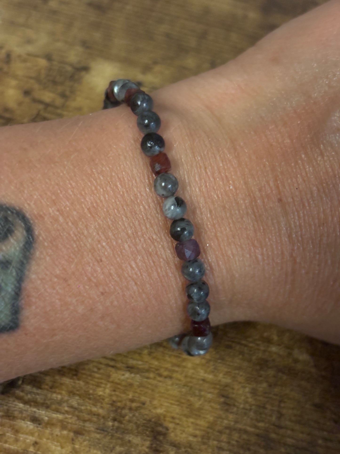 🔥 Soul Ignition – One-of-a-Kind Red Spinel & Labradorite Chakra Bracelet (4mm Beads)

Customize with Zodiac, Feather, or Moon Charm