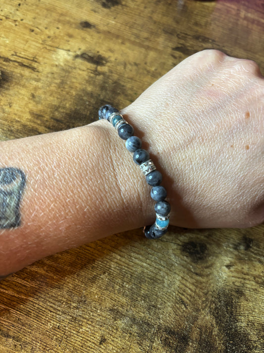 🌊 Visionary Flow – Labradorite & Blue Apatite Crystal Bracelet (6mm Beads) Intuition • Clarity • Transformation