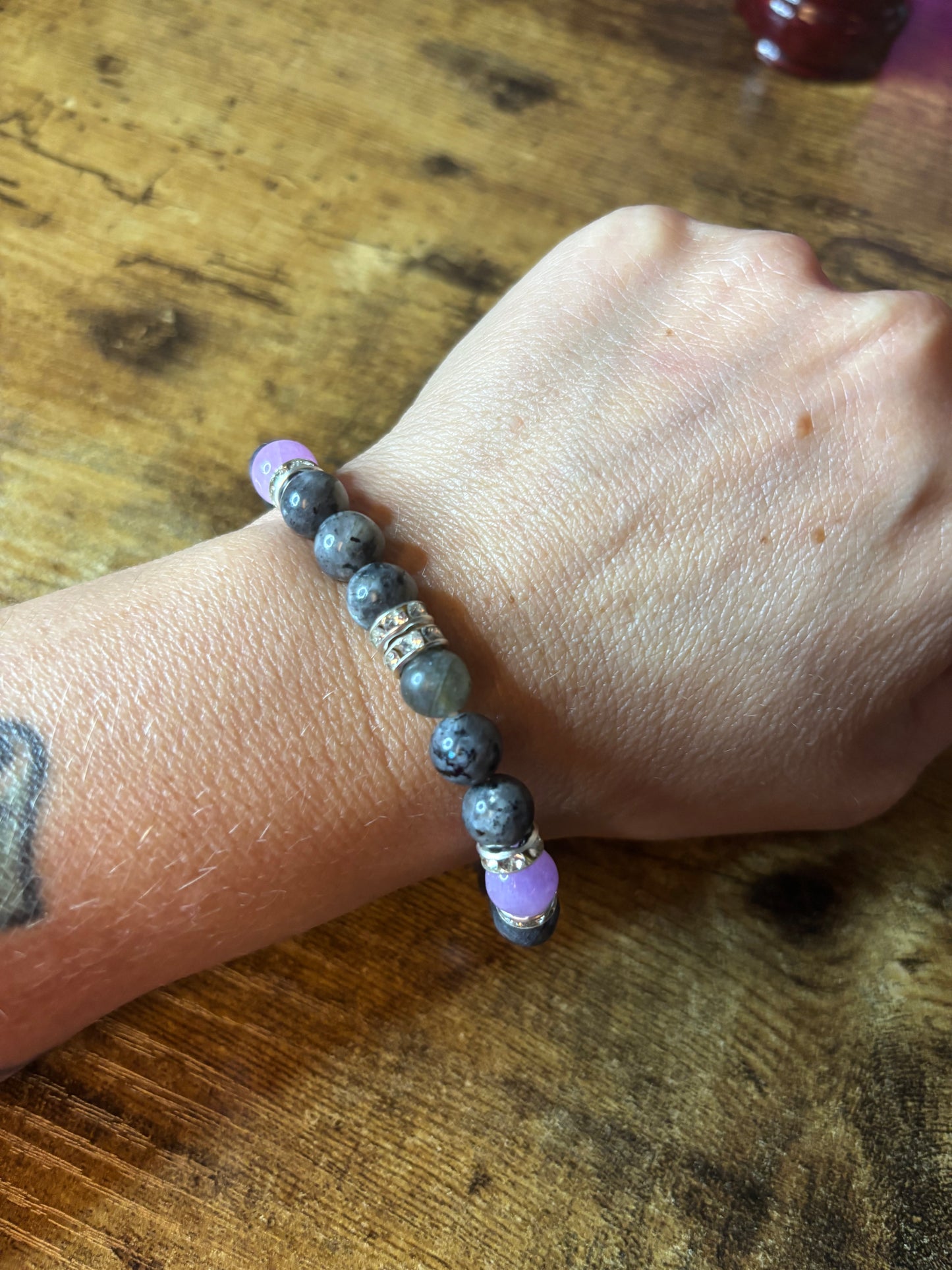 🌙 Divine Awakening – Labradorite & Lavender Amethyst Crystal Bracelet (8mm Beads) Intuition • Protection • Spiritual Balance